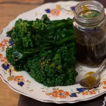 Salada de brócolis branqueado com molho ponzu