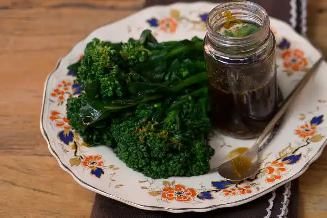 Salada de brócolis branqueado com molho ponzu