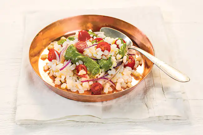 Salada de canjica com pesto de espinafre