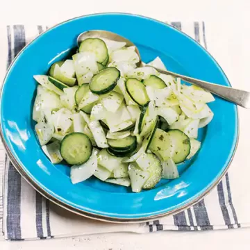 Salada de cebola com pepino e molho de coentro