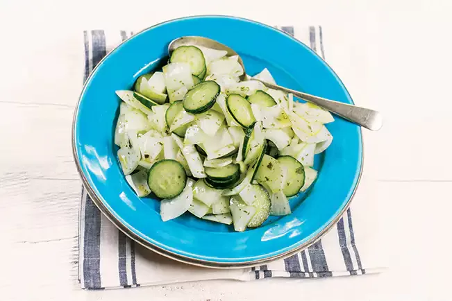 Receita de Salada de cebola com pepino e molho de coentro