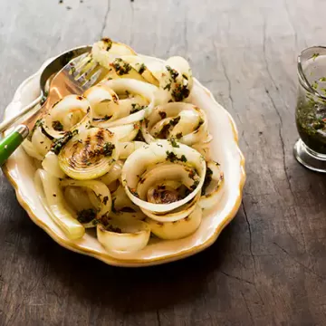 Salada de cebola grelhada com molho chimichurri