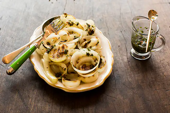 Salada de cebola grelhada com molho chimichurri