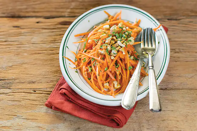 Salada de cenoura com vinagre balsâmico e castanha-de-caju