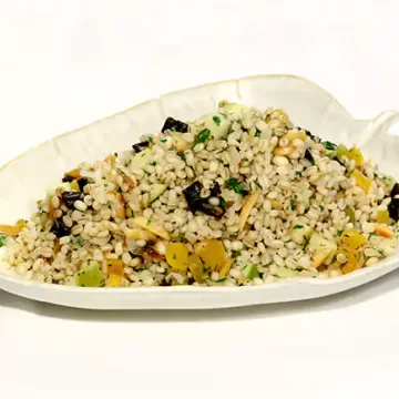 Salada de cevada com frutas secas
