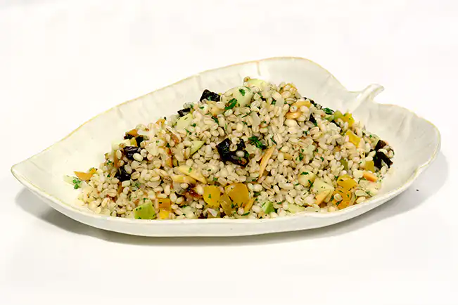 Salada de cevada com frutas secas