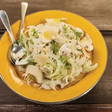Salada de cogumelo fresco com erva-doce e parmesão