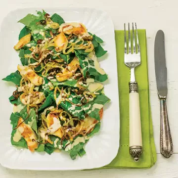 Salada de couve com frango e molho de amendoim