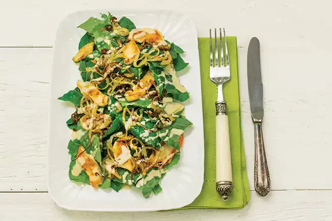 Receita de Salada de couve com frango e molho de amendoim