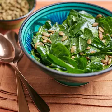 Salada de couve com semente de abóbora