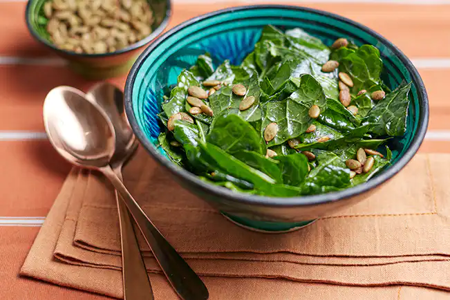 Salada de couve com semente de abóbora