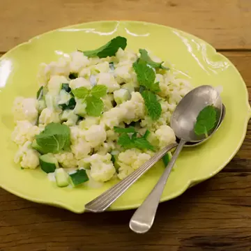Salada de couve-flor com molho de iogurte