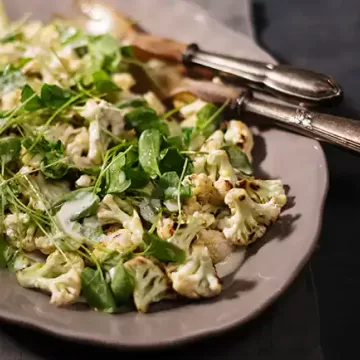 Salada de couve-flor grelhada com agrião e molho tahine