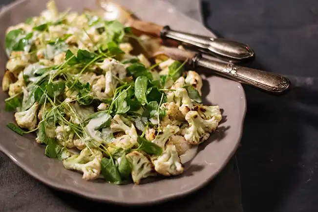 Salada de couve-flor grelhada com agrião e molho tahine