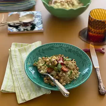 Salada de cuscuz marroquino com grão-de-bico e legumes assados