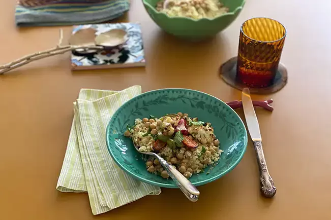 Receita de Salada de cuscuz marroquino com grão-de-bico e legumes assados