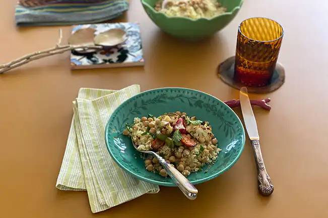 Salada de cuscuz marroquino com grão-de-bico e legumes assados