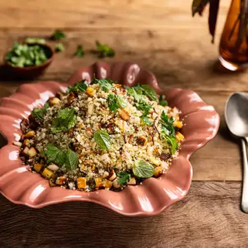 Salada de cuscuz marroquino com queijo de coalho, cebola frita e ervas frescas