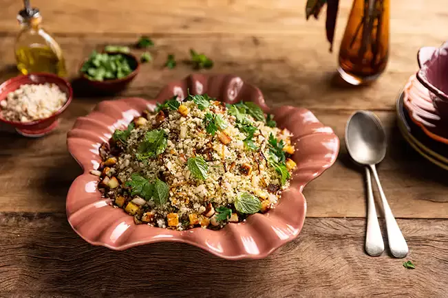 Receita de Salada de cuscuz marroquino com queijo de coalho, cebola frita e ervas frescas
