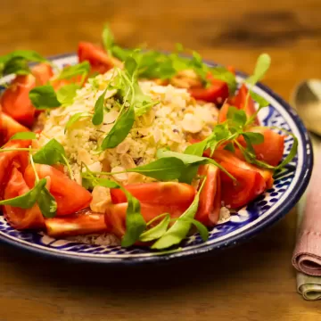Salada de cuscuz marroquino com tomate, alcaparras e rúcula