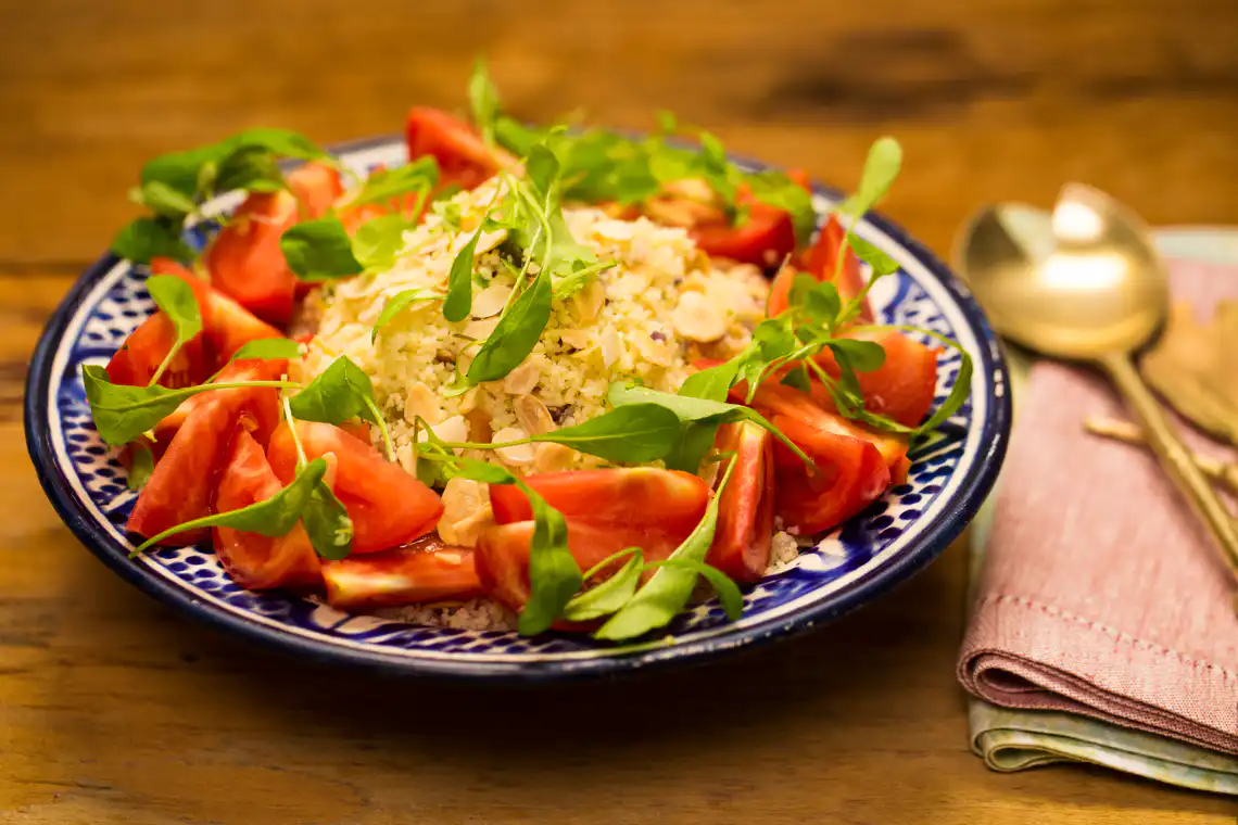 Salada de cuscuz marroquino com tomate, alcaparras e rúcula