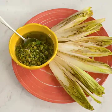 Salada de endívias grelhadas com molho de azeitona