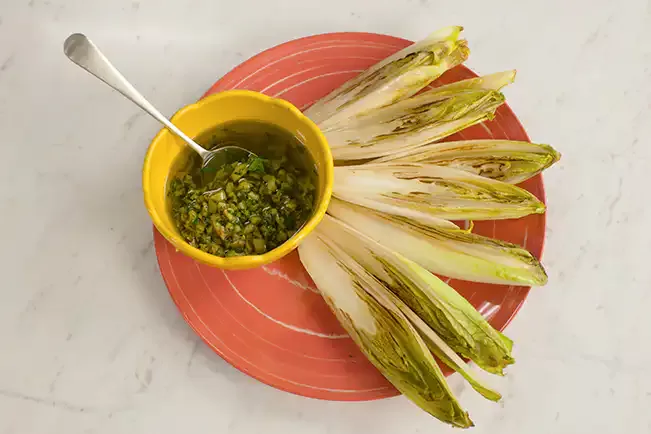 Receita de Salada de endívias grelhadas com molho de azeitona