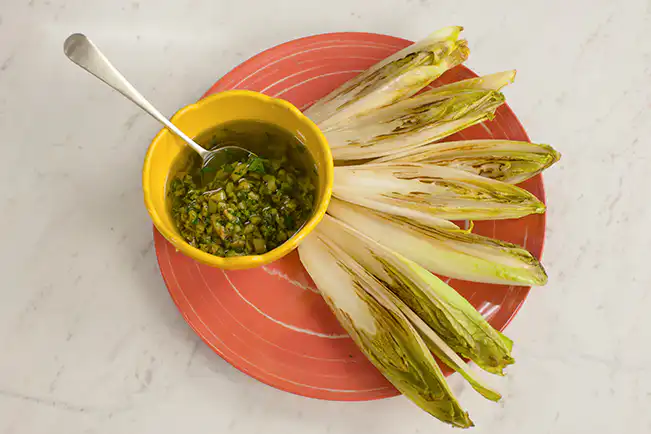 Salada de endívias grelhadas com molho de azeitona