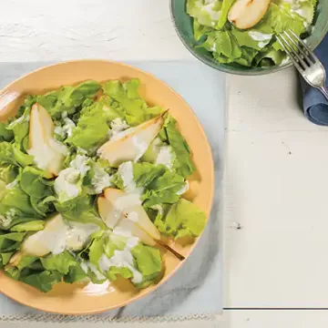 Salada de escarola com pera e molho de queijo azul