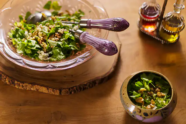 Salada de escarola com queijo azul e nozes
