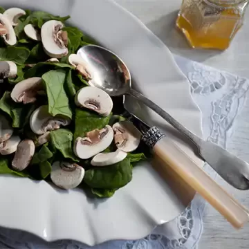 Salada de espinafre, cogumelos e vinagrete de mel