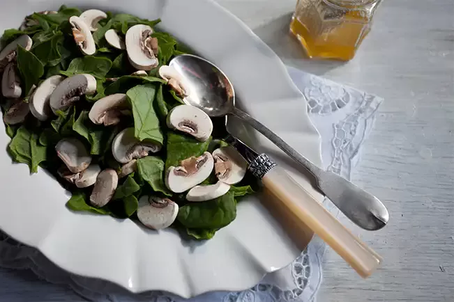Receita de Salada de espinafre, cogumelos e vinagrete de mel