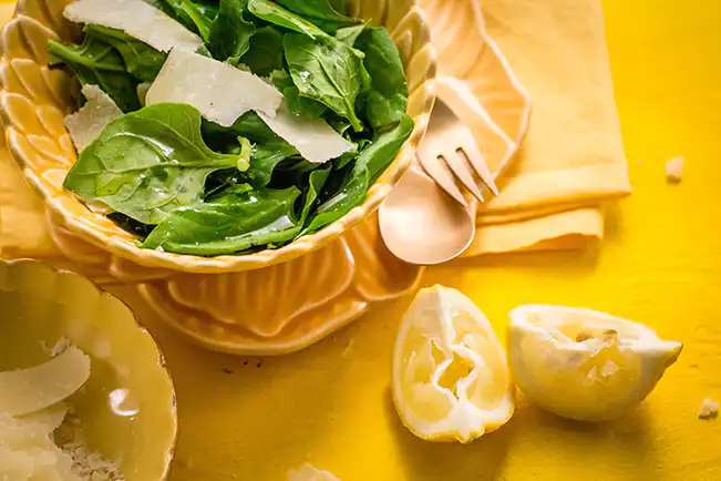 Salada de espinafre com parmesão
