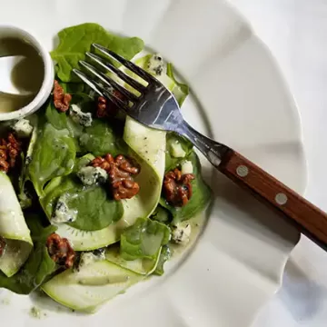 Salada de espinafre e abobrinha com nozes caramelizadas