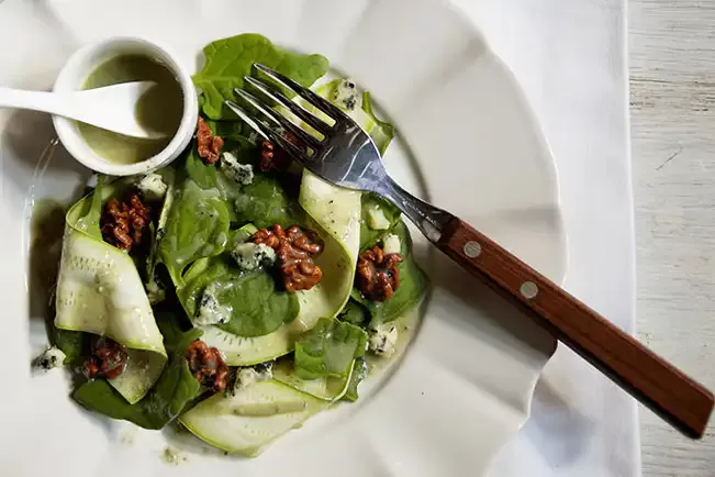 Receita de Salada de espinafre e abobrinha com nozes caramelizadas