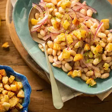 Salada de feijão-branco com croûtons