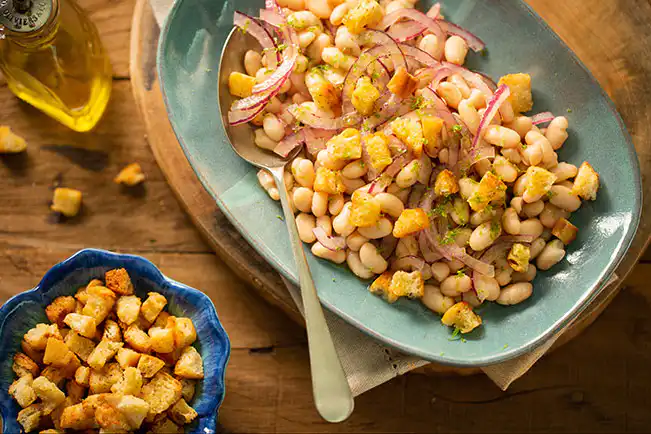 Salada de feijão-branco com croûtons
