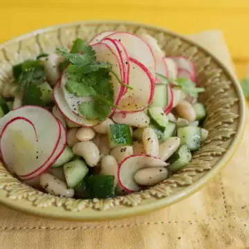 Salada de feijão-branco com pepino e rabanete
