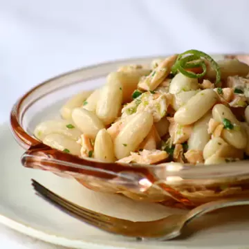 Salada de feijão-branco com salmão e limão
