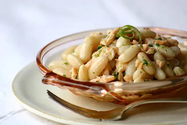 Salada de feijão-branco com salmão e limão