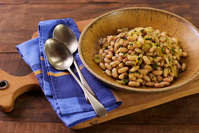 Salada de feijão-branco com salsão