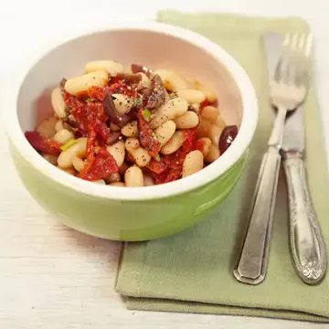 Salada de feijão-branco com tomate seco