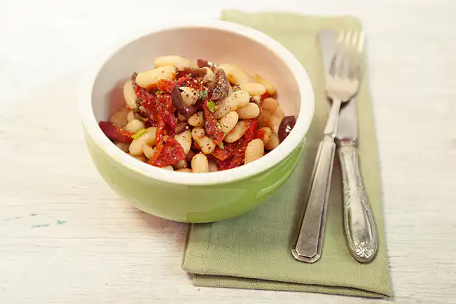 Salada de feijão-branco com tomate seco