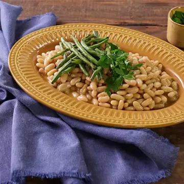 Salada de feijão-branco com vagem chamuscada