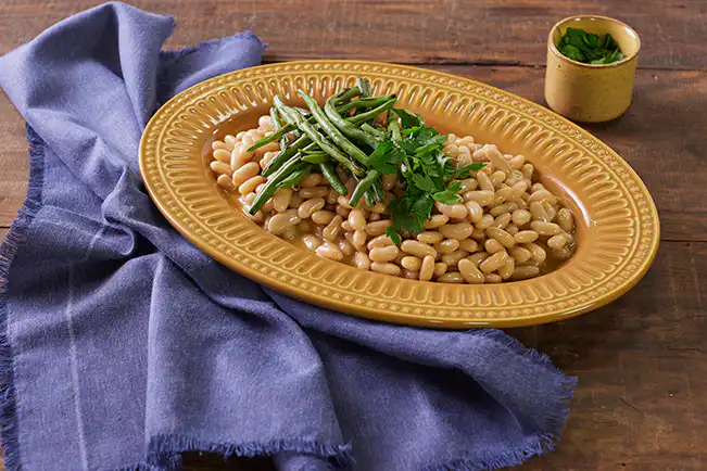 Salada de feijão-branco com vagem chamuscada