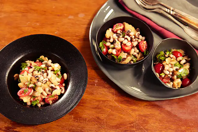 Salada de feijão-fradinho com bacalhau