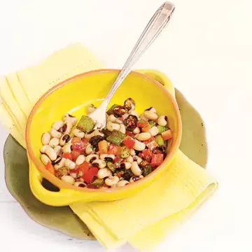 Salada de feijão-fradinho com quiabo