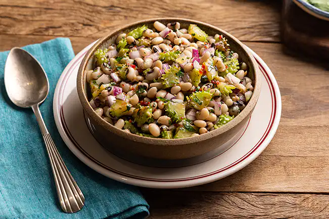 Salada de feijão-fradinho e maxixe