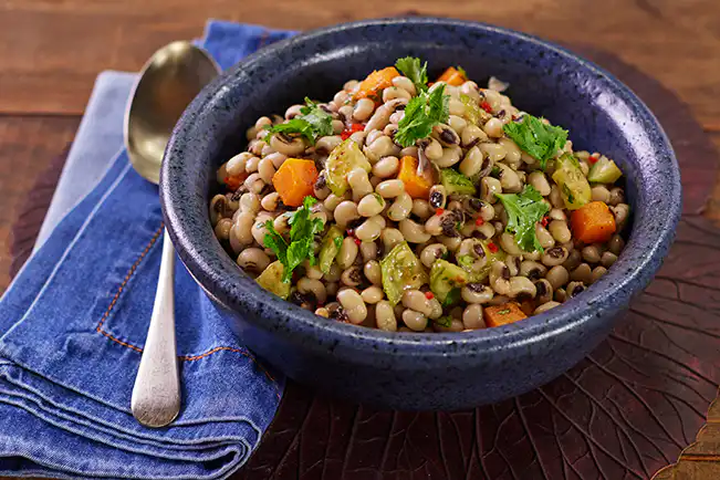 Salada de feijão-fradinho, maxixe e abóbora