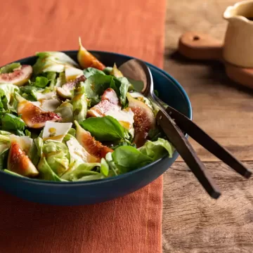 Salada de folhas verdes com figo e balsâmico